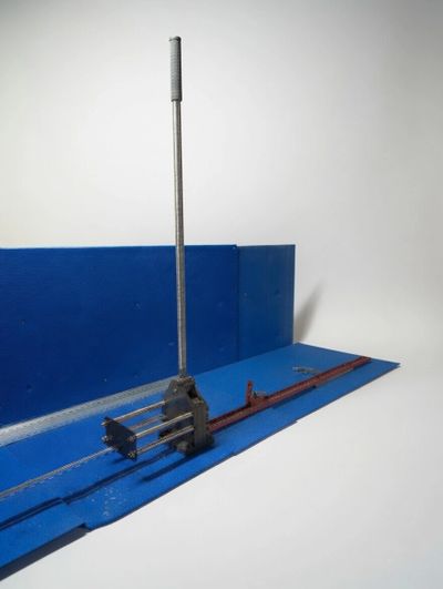 Model of a mechanical device with rods and a vertical handle on a blue base.