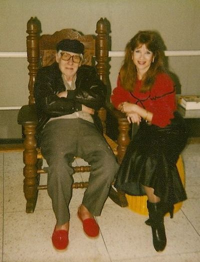 Nancy with Willem De Kooning 1986, photo by Alan Gramley.