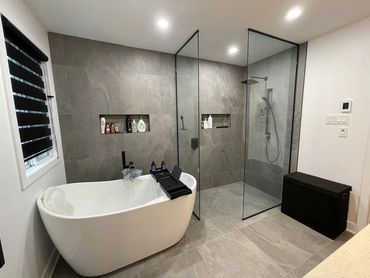Rénovation complète salle de bain moderne avec douche italienne rive-sud à Laprairie