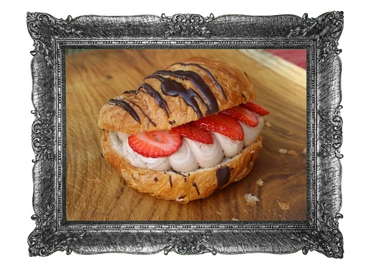 Our legendary sweet treat croissant. Cream cheese frosting, fresh straberries, chocolate drizzle. 