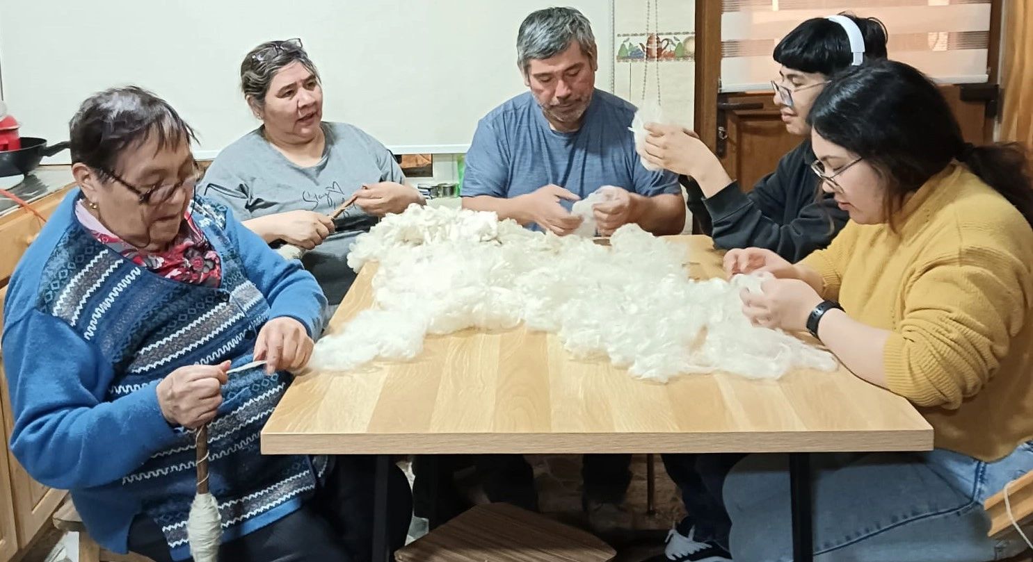 El entorno  familiar y comunitario donde se valoran la habilidad manual como el trabajo en grupo.