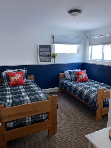 Downstairs bedroom with two twin beds