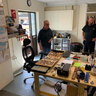 Explaining how to recognise good quality scissors