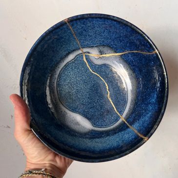 Bol bleu réparé avec de la laque dorée.