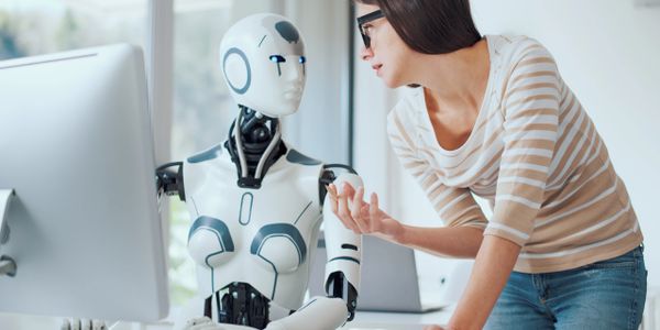 Mujer interactuando con la Inteligencia artificial para aumentar su productividad.