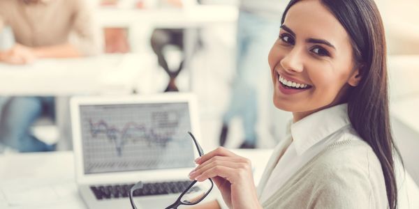 Mujer latina aprendiendo sobre inteligencia artificial (AI)