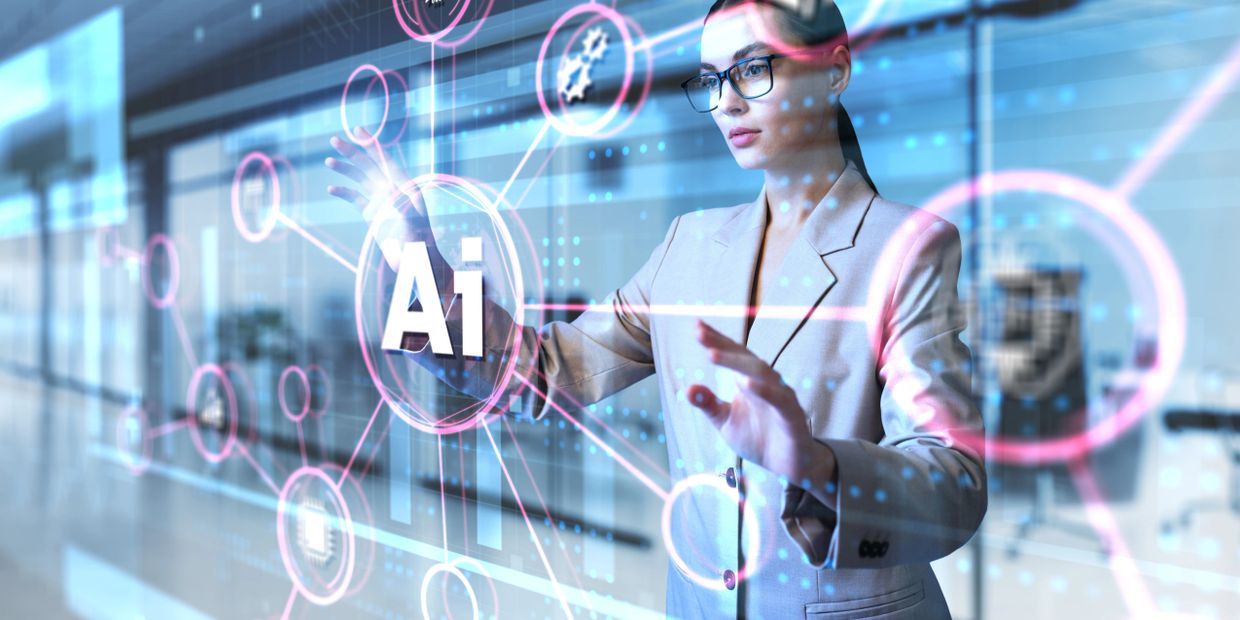 Mujer latina aprendiendo sobre AI y aplicando su conocimiento a su empresa.