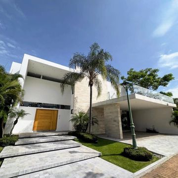 Casa con entrada imponente 