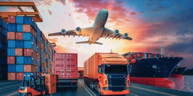 Medios de transporte para logística y comercio internacional al atardecer.
