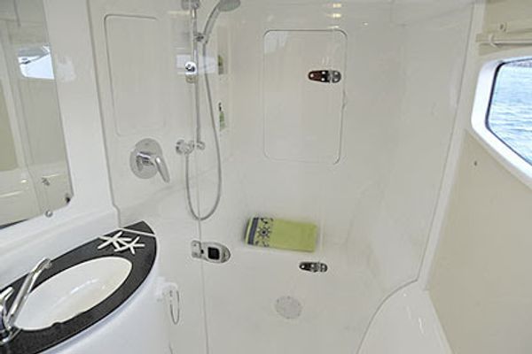 Izan Langkawi Yacht Rental, Luxurious Bathroom, Ready for a Private Langkawi Cruise to Tanjung Rhu.