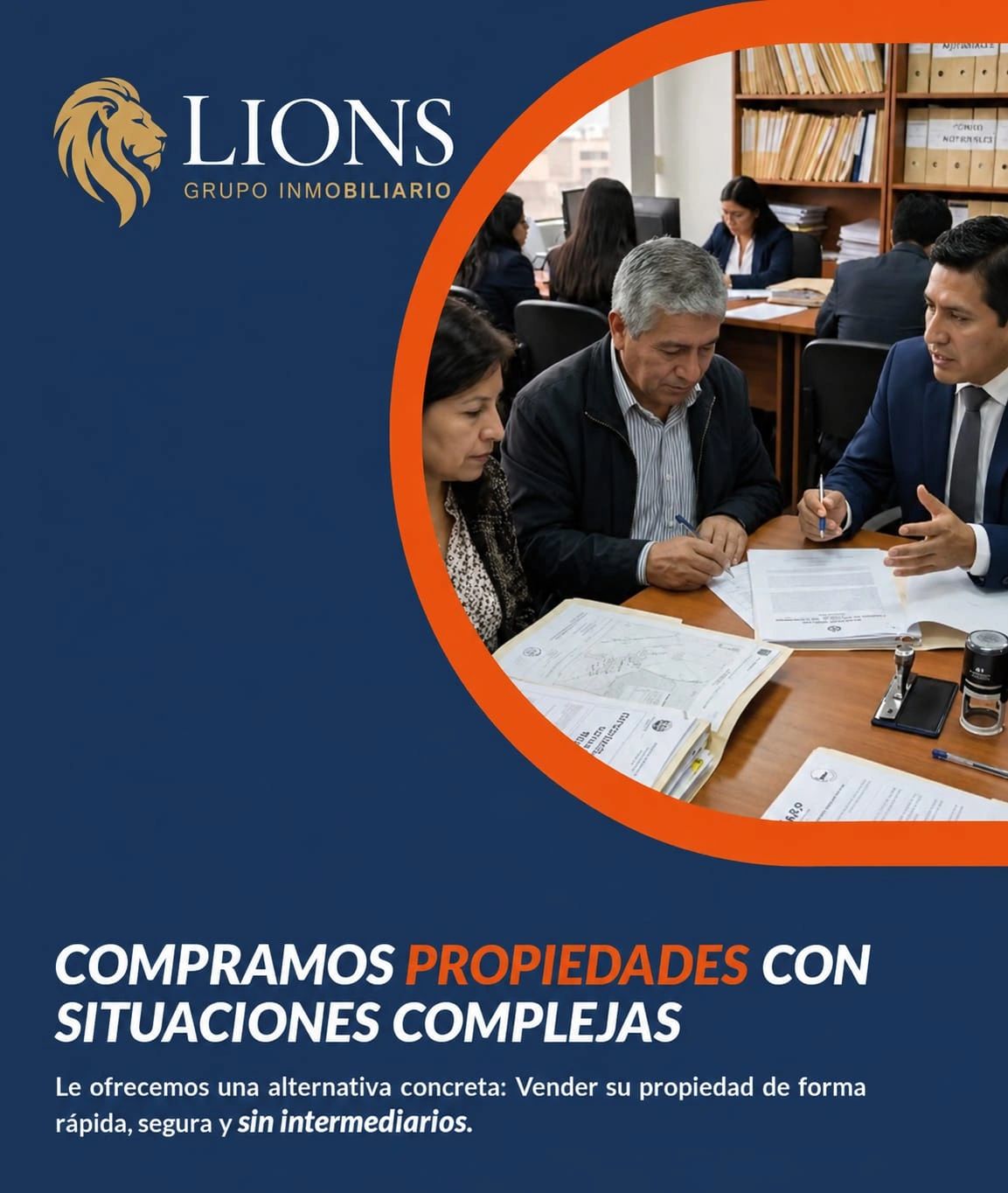 Agentes inmobiliarios ayudando a clientes con documentos para compra de propiedades.