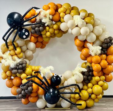 Autumn balloon hoop with pampas grass and two large spiders facing each other.