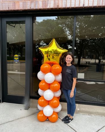 Classic balloon column topped with a large star, perfect for school events and celebrations.