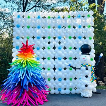 Balloon wall with colorful Christmas tree and snowman
