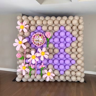 Structured Link Balloon Wall with purple center and balloon flowers.