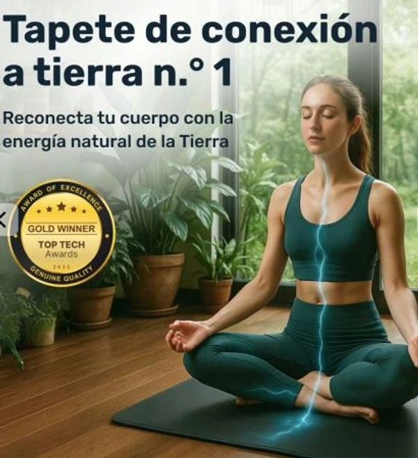 Mujer meditando en un tapete de conexión a tierra, conectada con la energía natural de la Tierra.