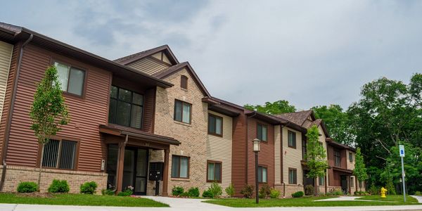 Exterior picture of Burton Ridge 3610 luxury apartments, newer construction.