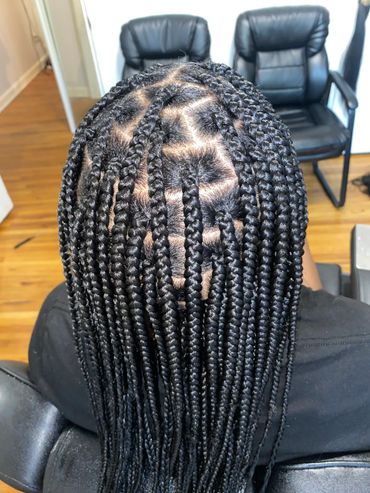 Medium knotless braids #donebydd