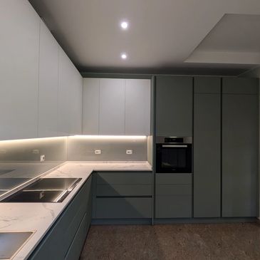 CUCINA SU MISURA, ELETTRODOMESTICI, DEKTON, VETRO RETROLACCATO, CUCINA COMPLETA, FORMIGINE, MODENA