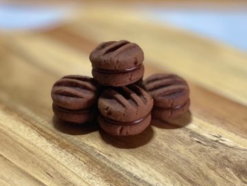 Chocolate yo-yos with chocolate filling