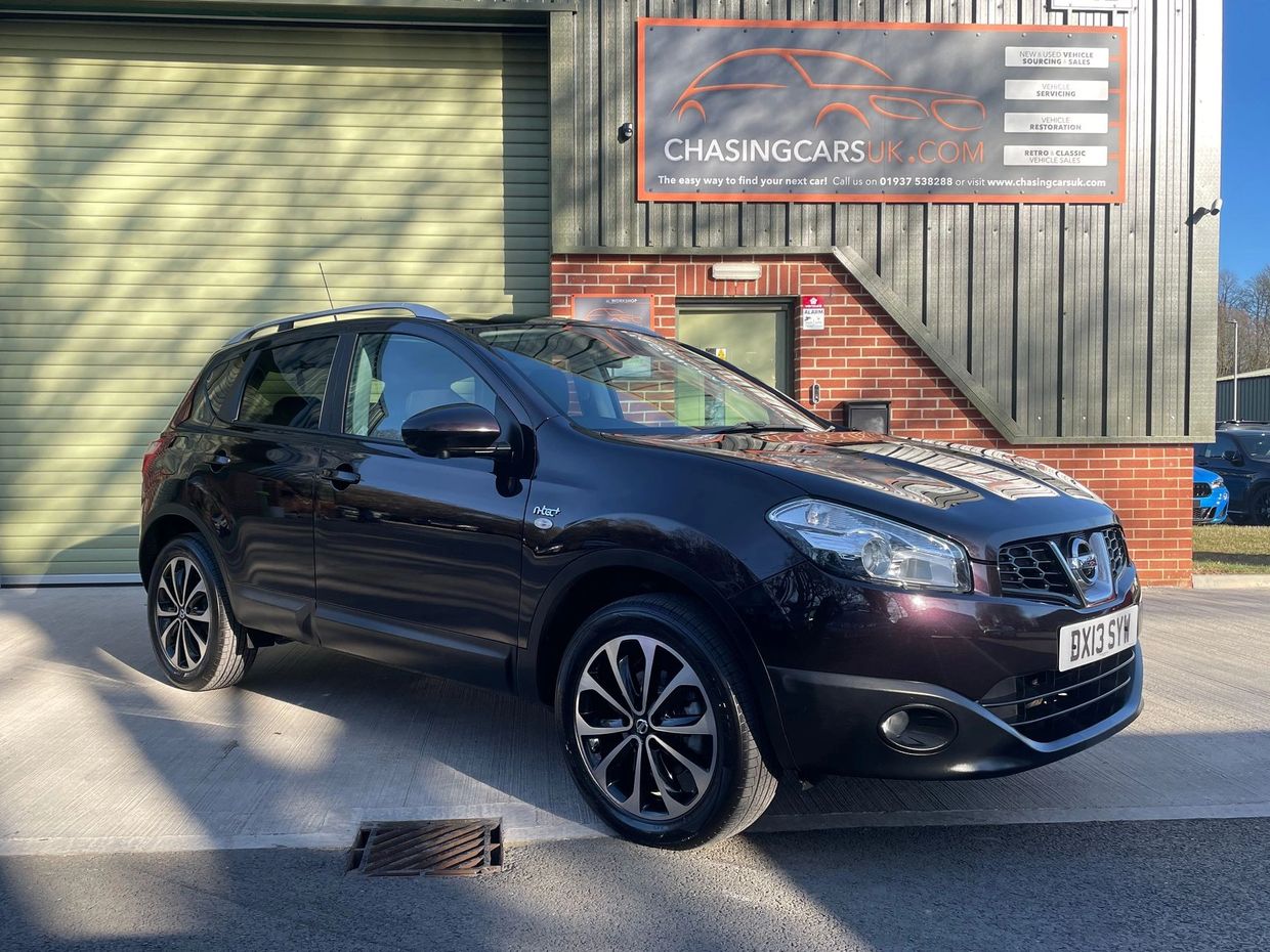 Nissan Quashqui in rose black pearlescent paint