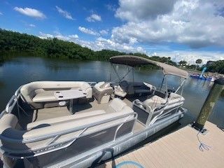 23 ft pontoon rental