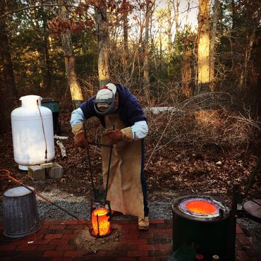 Placing the crucible in the pouring shank