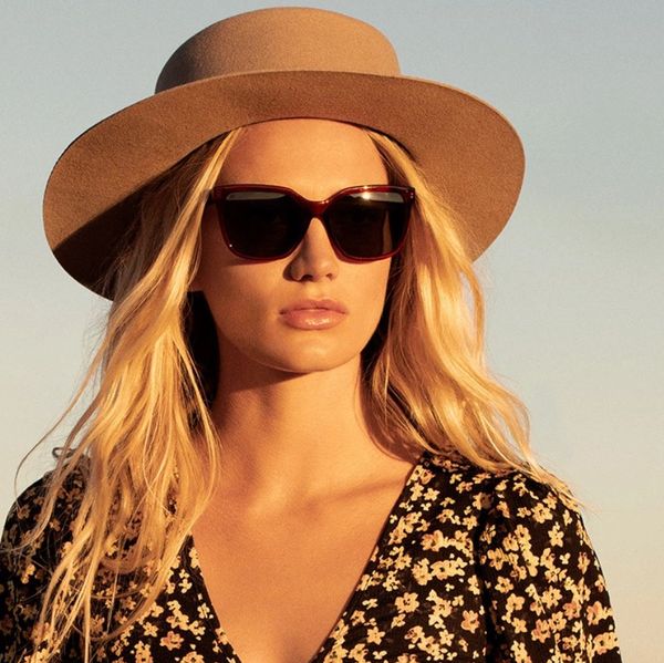 Women wearing dark brown sunglasses, leather hat, country look