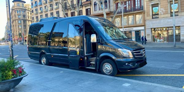Minibus Mercedes Sprinter preparado para recoger clientes