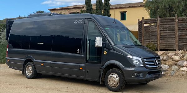 Mercedes Sprinter Vip Class recogiendo en Casa Rural