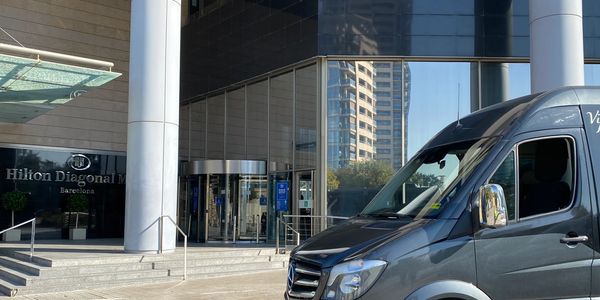 Mercedes Sprinter Vip Class en la Puerta de Hotel Hilton Diagonal