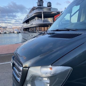 Mercedes Sprinter Vip Class en Puerto, recogida en Puertos Privados, Muelle Adossado