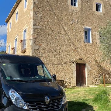 Minibus Negro en casa rural, transfer Turismo Rural