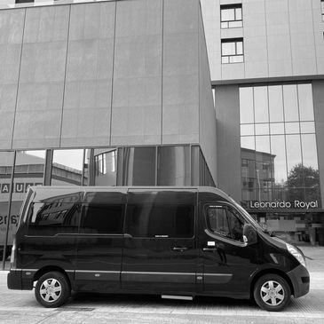 Minibus Negro en la Puerta de Hotel Leonardo Royal FIra