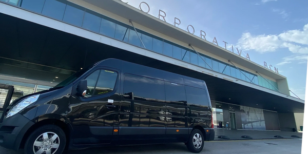 Minibus en la puerta del Aeropuerto Barcelona, Terminal Corpotrativa