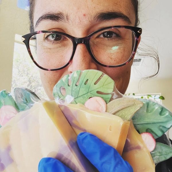 Sorry for the hiccup! 

(It's just a silly picture of Tiffany modeling soap)