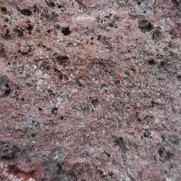 La hematita es un mineral compuesto de óxido de hierro de color gris metálico o rojo oscuro y sus pr