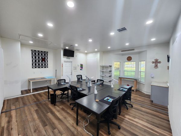 Craft room for 6