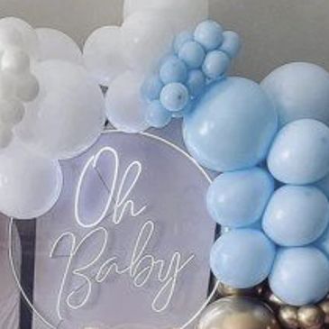 Blue and white balloon decoration with 'Oh Baby' sign.