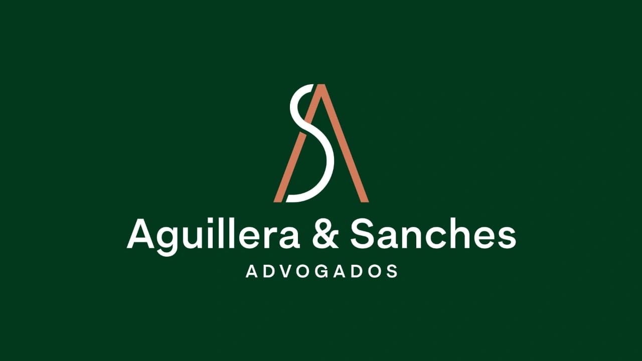Na imagem é um logo com fundo verde e letras em branco, escrito Aguillera & Sanches Advogados, mais 