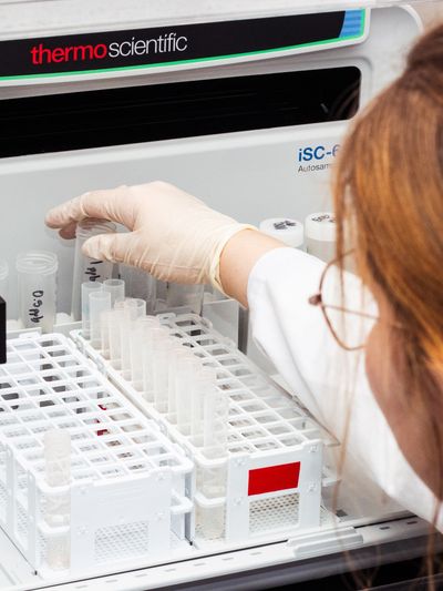 Inserting samples in a autosampler
