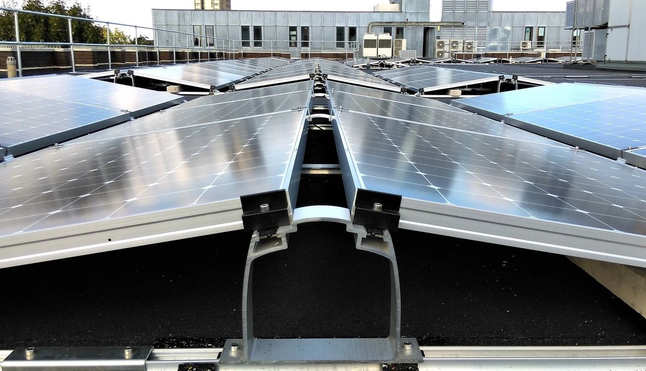 Flat roofs use a ballast mounting system (Image: Photon Energy)