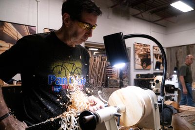 Scott Gordon demonstrating woodturning at the lathe.