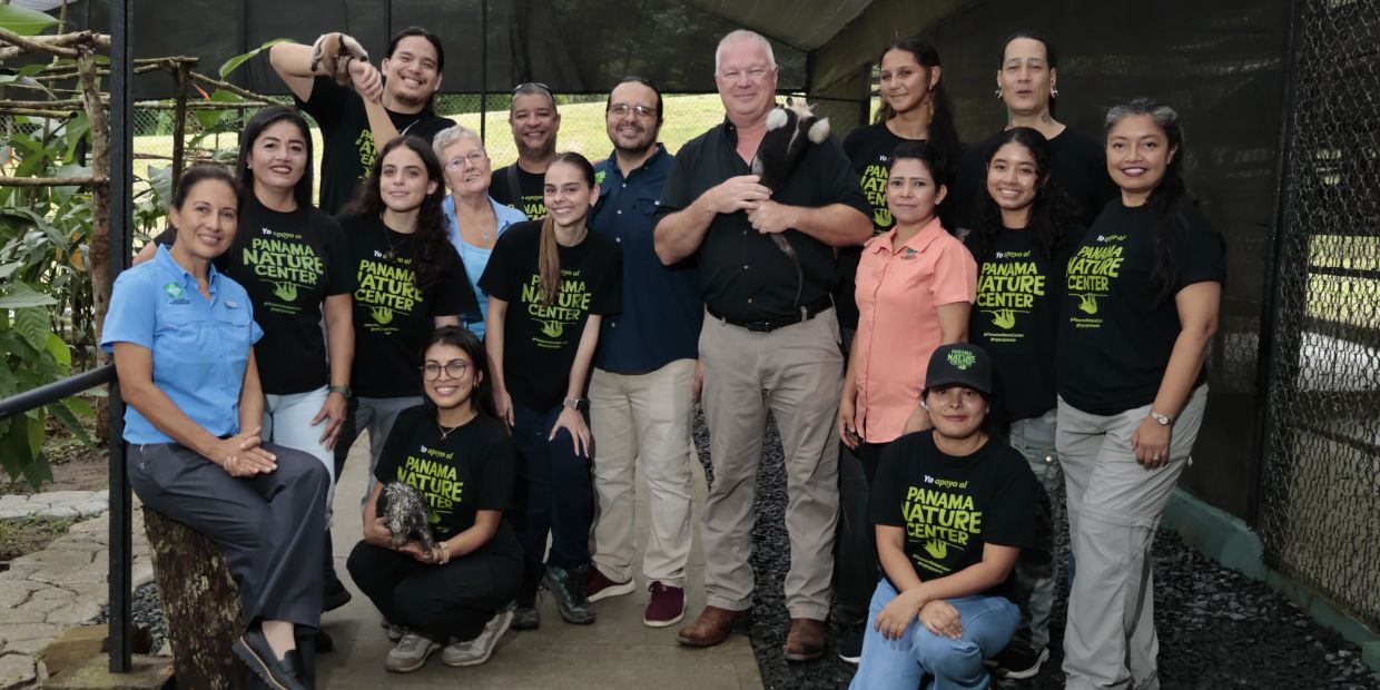 Grupo de personas en el Panama Nature Center con animales.