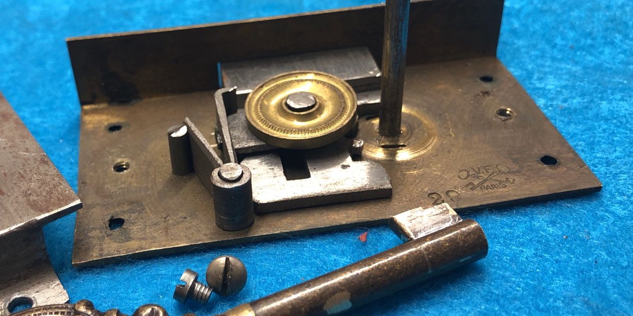 Antique Steamer Trunk with Brass Lock - Discount Locksmith LLC