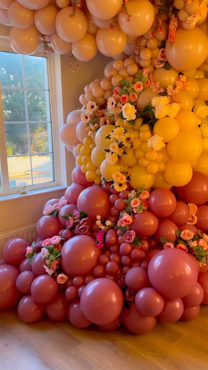 Balloon garland is in Kalisan Balloons flowers into organic Balloon design
