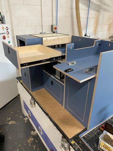 Soft close drawers and Lamello Cabineo fixings as standard in all our units.