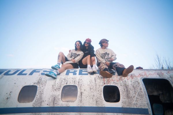 friends sitting on a plane