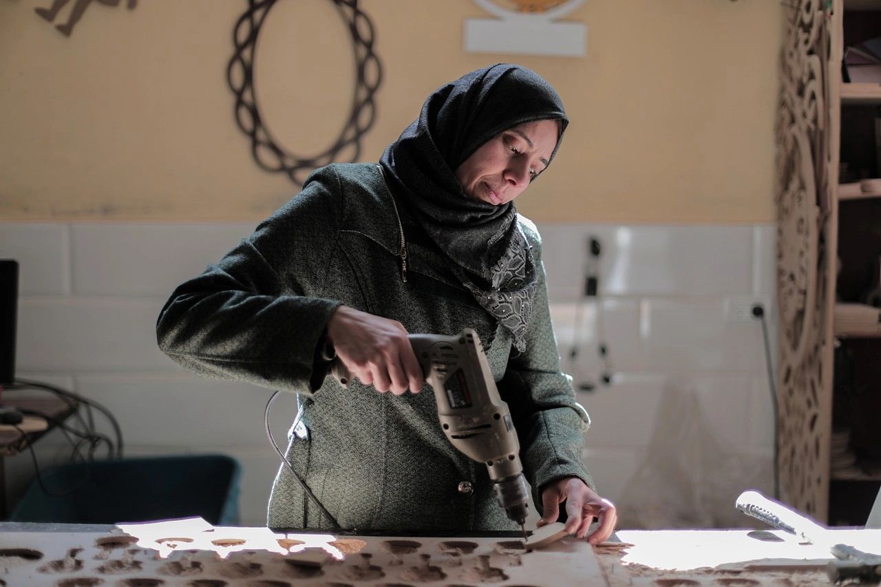 Out at work to earn money; children at home needing care (PIc: Hosnysalah, Pixabay)