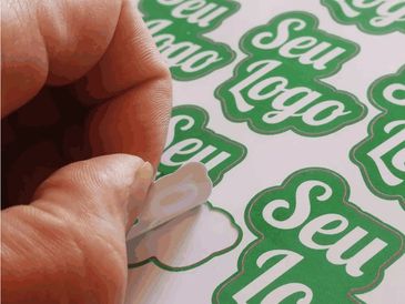 ADESIVO IMPRESSÃO E RECORTE ELETRÔNICO EM VÁRIOS TAMANHOS E FORMATOS. 